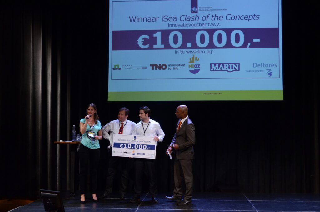 The ZeaDamper team receiving the iSea2014 award